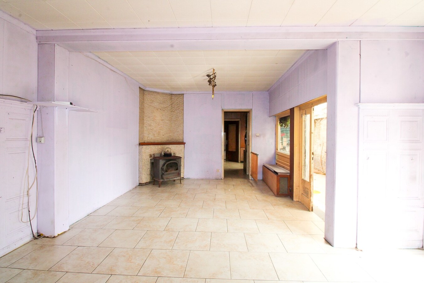 Unieke investeringskans: Halfopen bebouwing met garage, optie tot vijf slaapkamers en groot potentieel op toplocatie te koop in Waasmunster! 