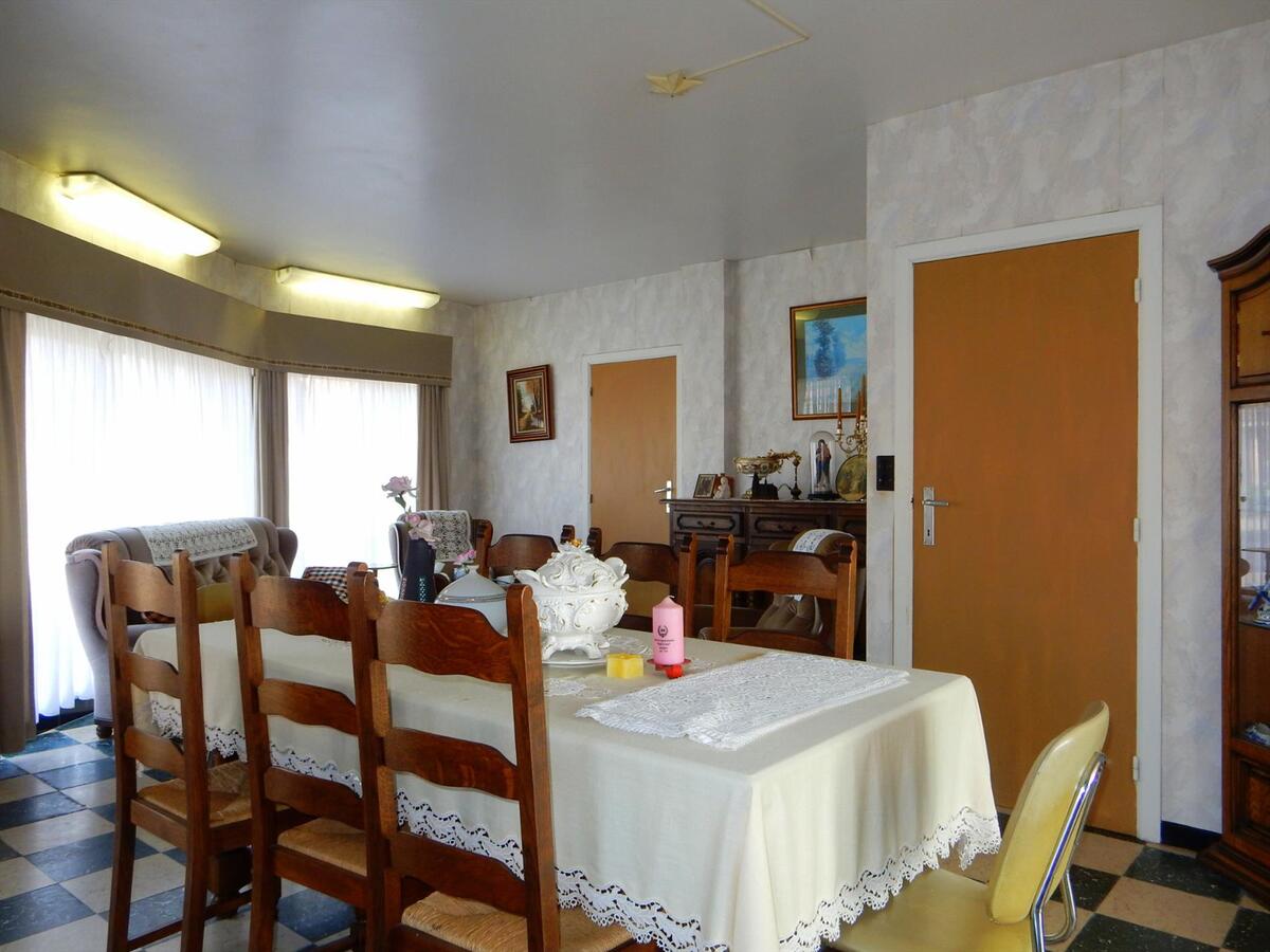 Op te knappen vrijstaande woning 