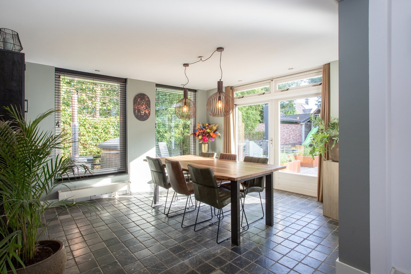 Vrijstaande woning met carport en garage gelegen op een perceel van 437 m2. 