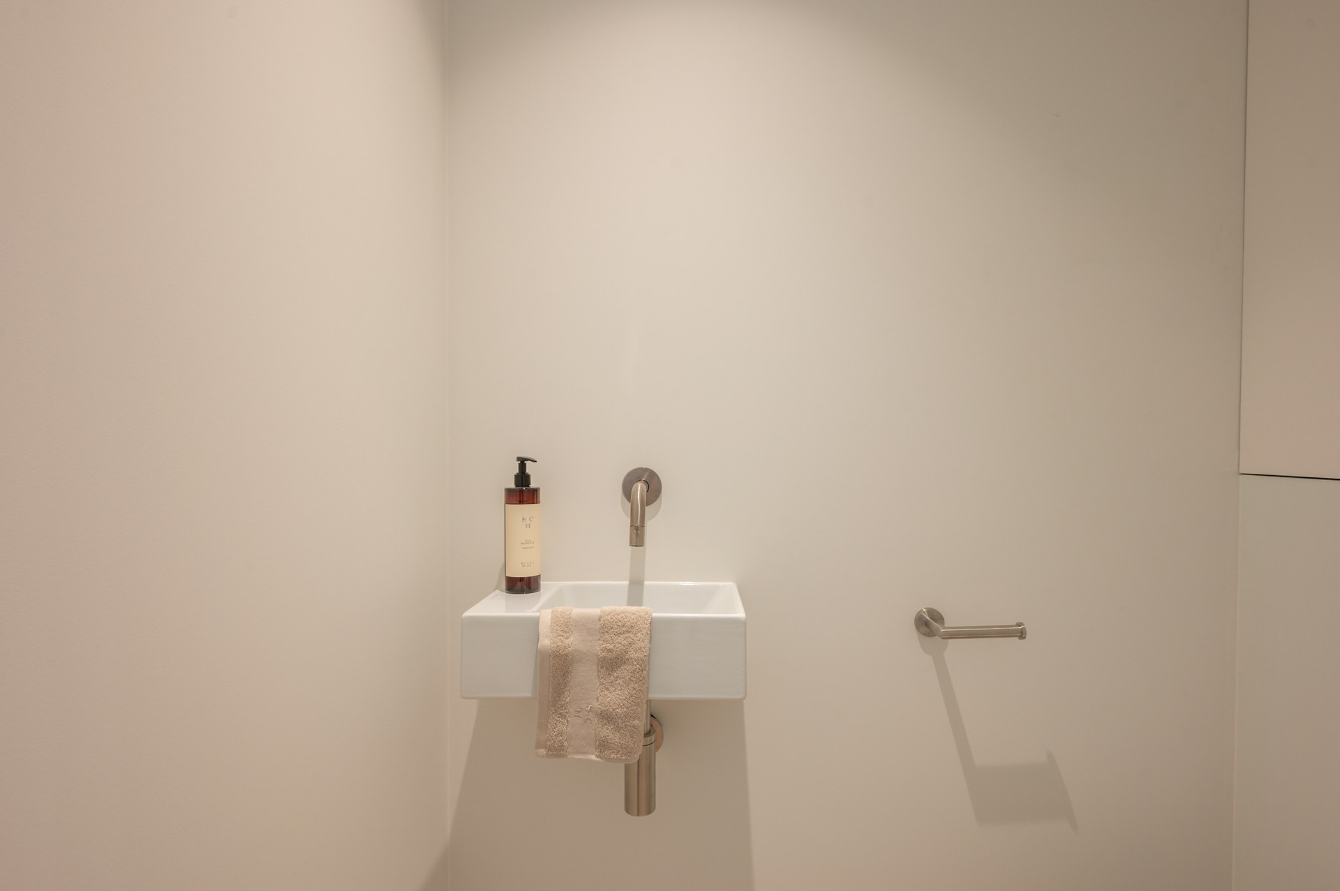 Exclusief gerenoveerd appartement met 3 slaapkamers te koop vlak bij het Albertstrand en het Lichtorenplein. 