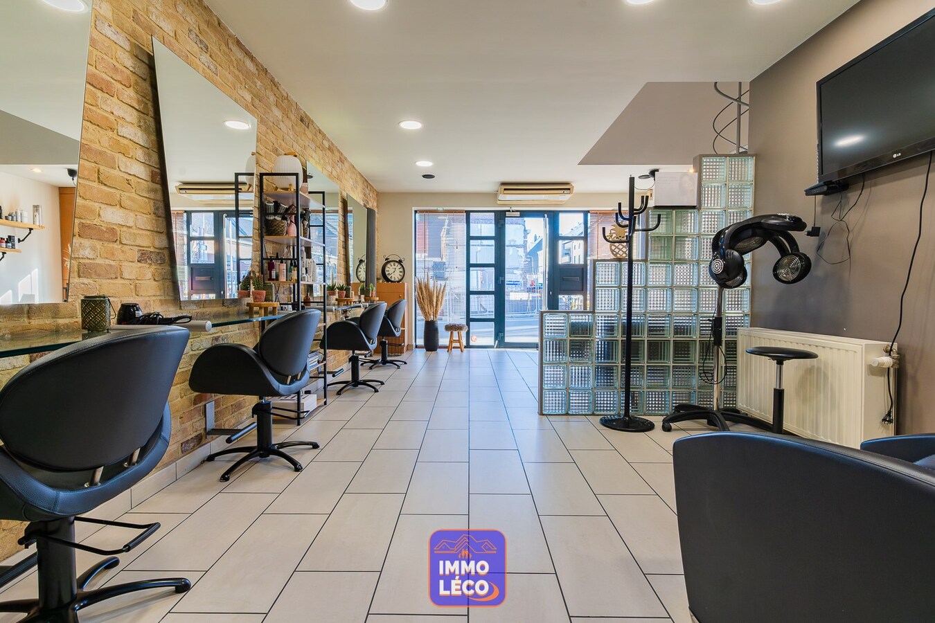 Commerce en plein cœur du village de Dottignies ! Idéal investisseurs !! 