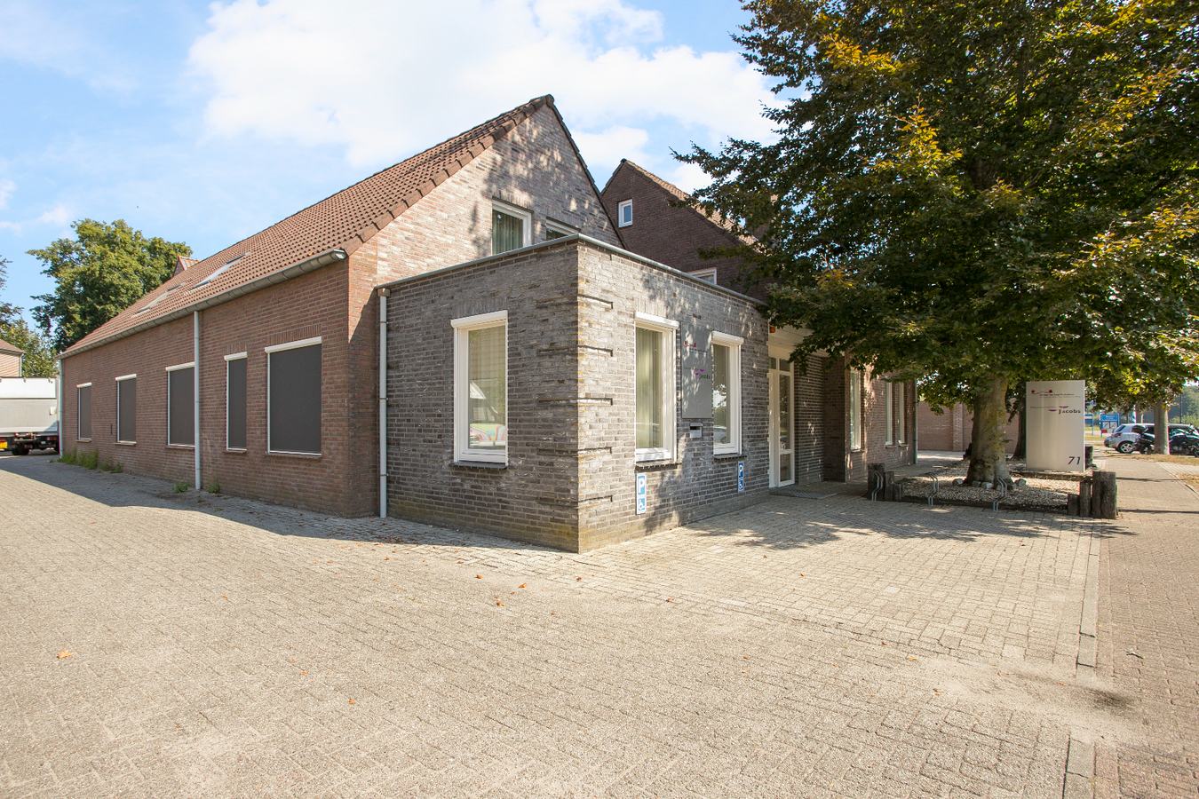 Deze vrijstaande woning met bedrijfsgebouwen staan aan de rand van Reusel tegen het bedrijventerrein. 