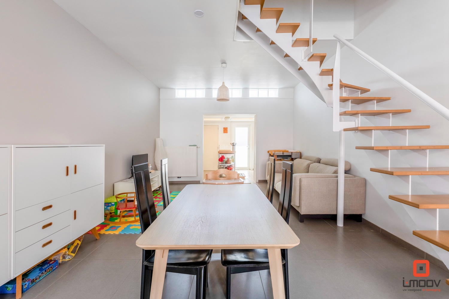 Lichtrijk en instapklare 4 slaapkamer woning 