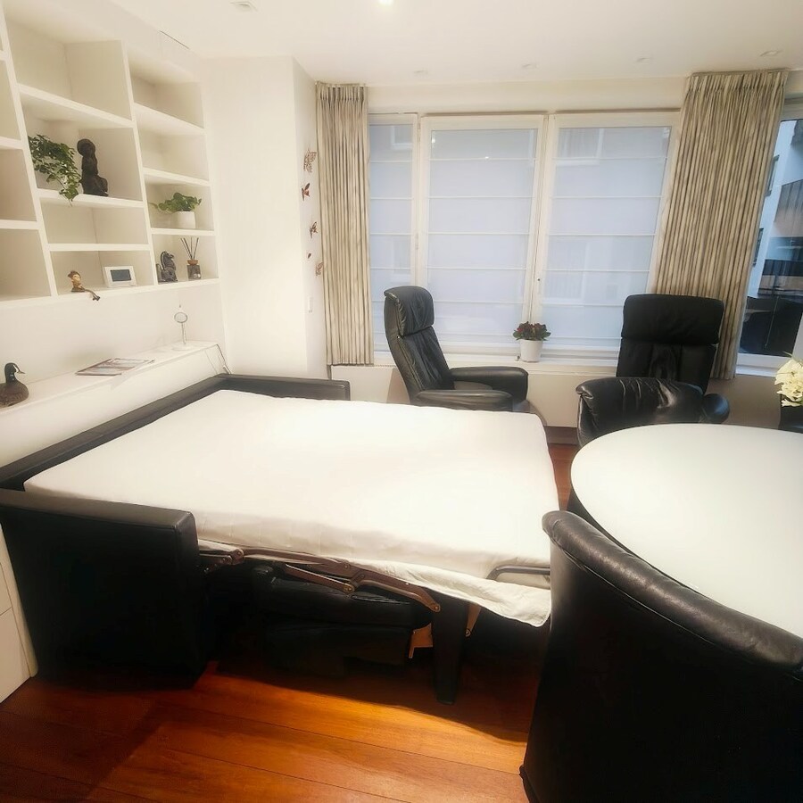 Instapklaar bemeubeld hoekappartement met 2 slaapkamers te koop in Oostende 