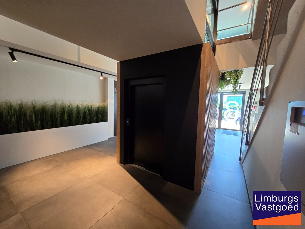 Terbeschikkingstelling van infrastructuur in vernieuwde kantoren met parking, v.a. 21 m², Genk-Noord 