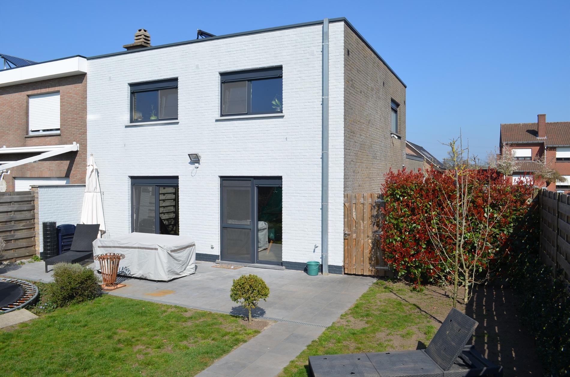 Gerenoveerde gezinswoning met  3 slpks, garage en tuin goed gelegen te Evergem 