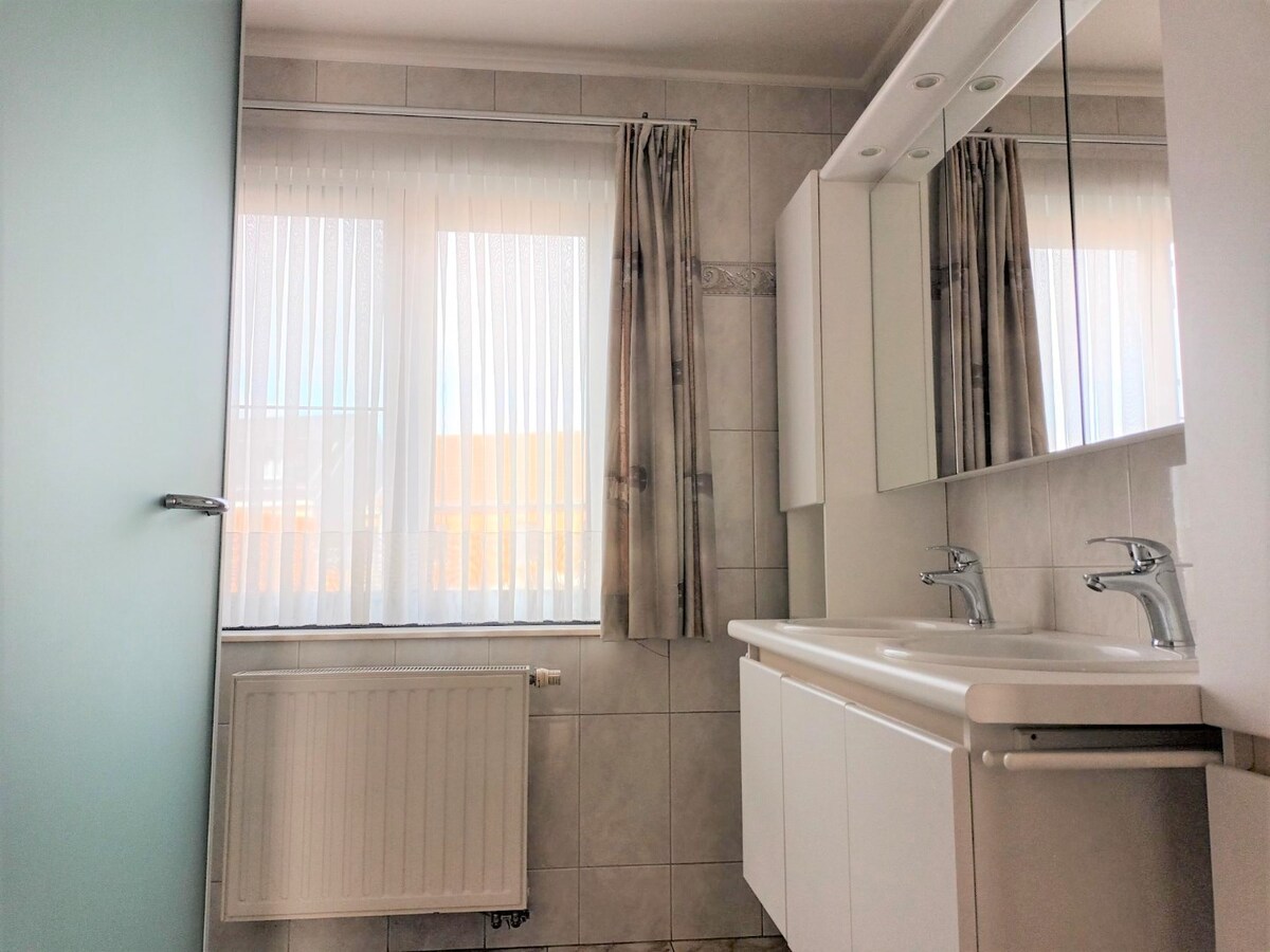 IN OPTIE - Gunstig gelegen appartement met 2 slaapkamers, gelegen in het centrum van Heusden-Zolder. 