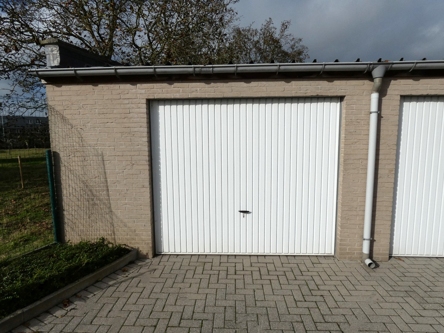 Lichtrijk en gunstig gelegen appartement met 2 slpk, terras en garage, Torhout 