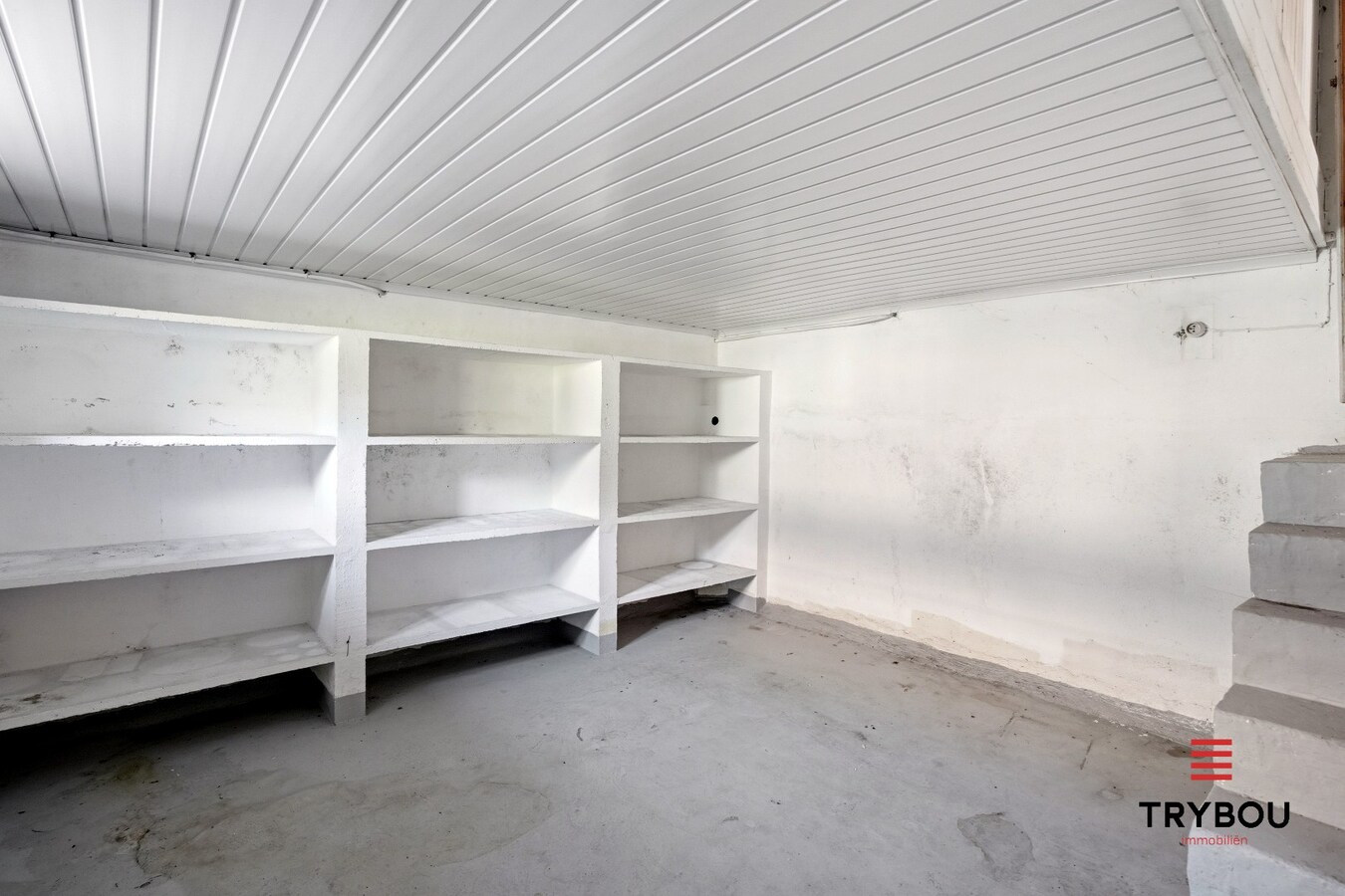 Te renoveren ruime halfopen bebouwing op een perceel van 1491m² met 7 slaapkamers! 