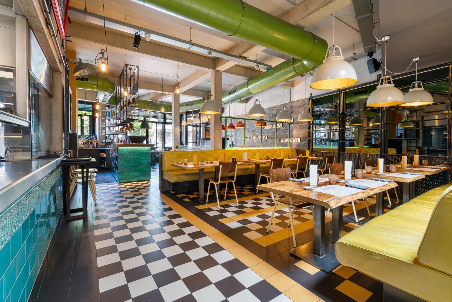 Magnifique local commercial fini (°2015), aménagé en restaurant équipé de toutes les technologies récentes et en excellent état, situé au centre de Knokke, à proximité de l'avenue Lippens et du marché 