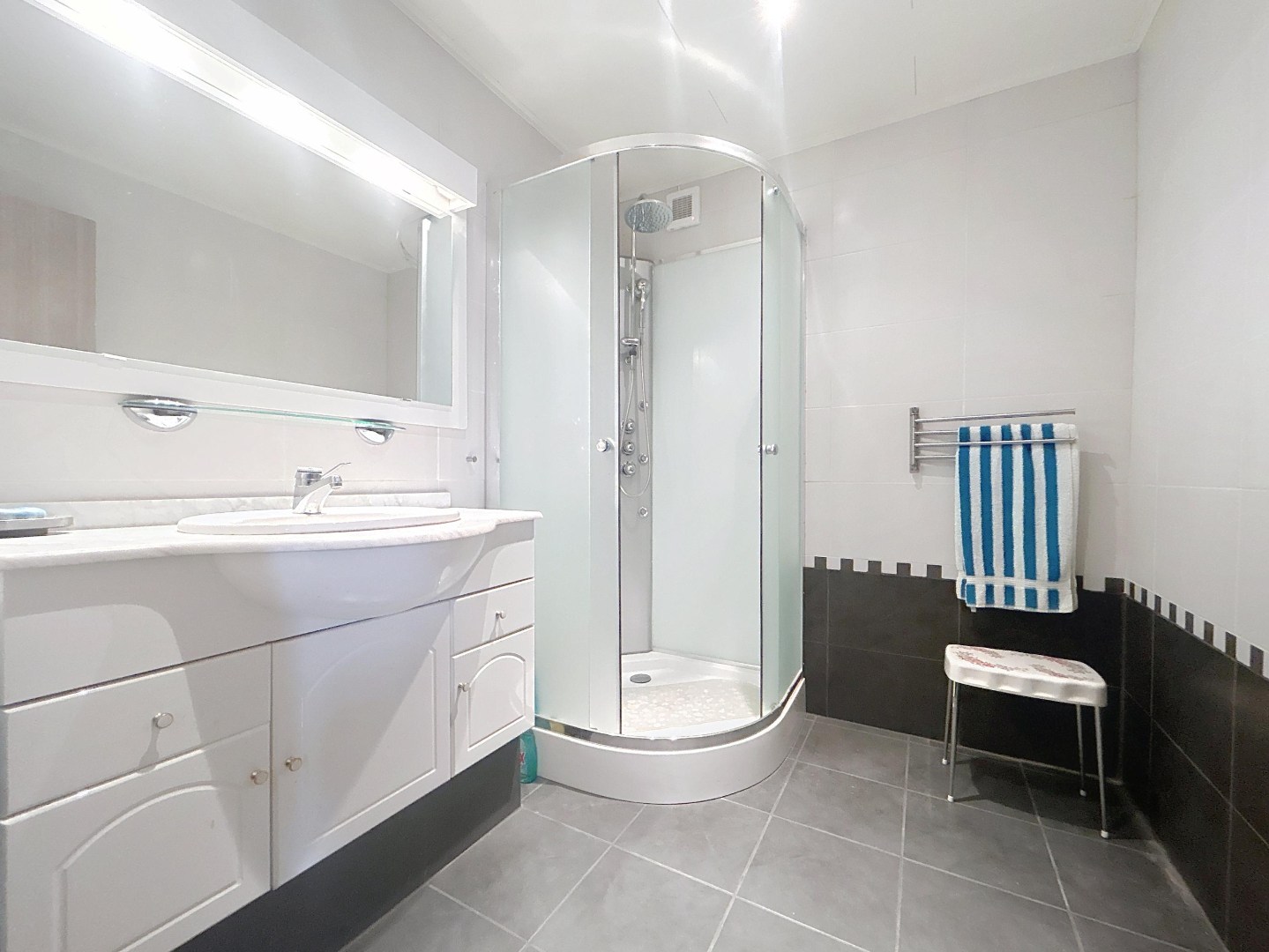 Ruime gezinswoning met 5 slaapkamers en 319 m² bew. opp. te Westerlo! 