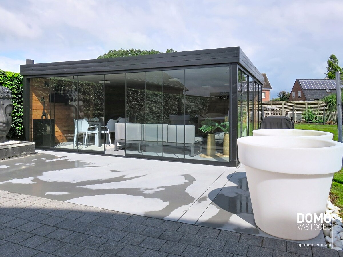 RUIME EN ENERGIEZUINIGE VILLA OP EEN UITZONDERLIJK BREED PERCEEL IN BERBROEK 