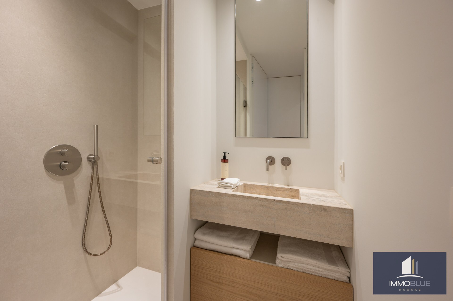 Prachtig gerenoveerd drie-slaapkamerappartement op een toplocatie vlak bij de Zeedijk en genietend van een zijdelings zeezicht. 