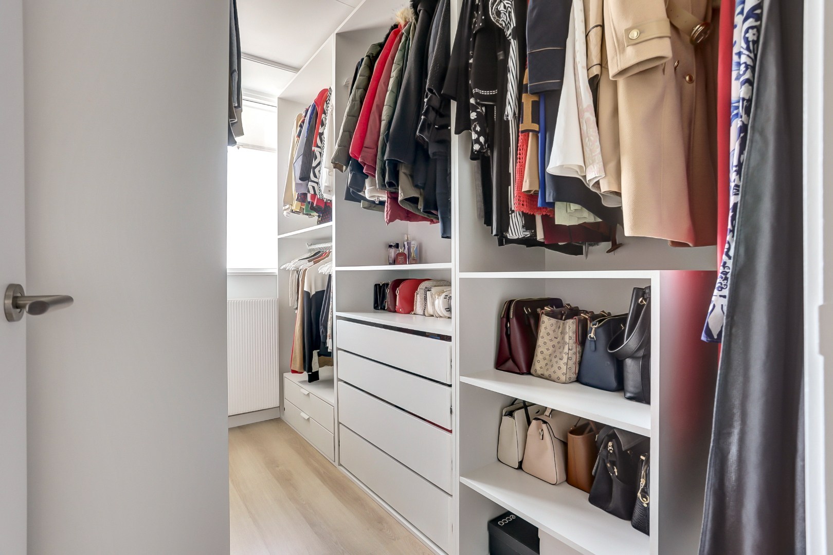 Zonder klussen te betrekken dit fraaie 4-kamer appartement op de 10e verdieping met 3 slaapkamers, fraaie keuken, moderne badkamer, mooi uitzicht en gelegen aan een groen park! 