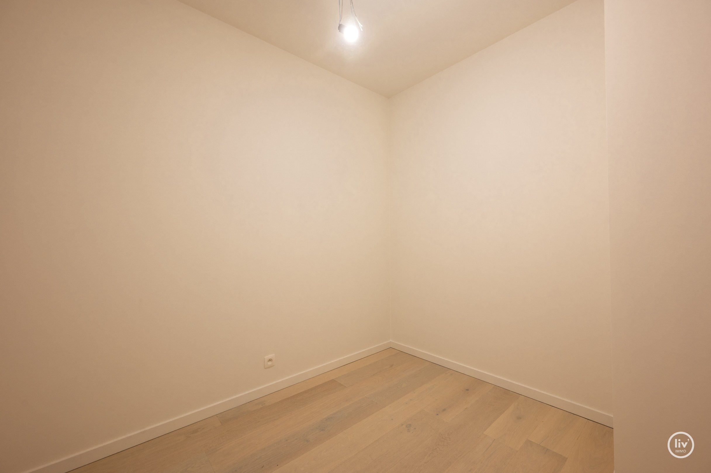 Centraal gelegen 2-kamer appartement te Res. Hoost met ruim terras genietend van zijdelings zeezicht! 