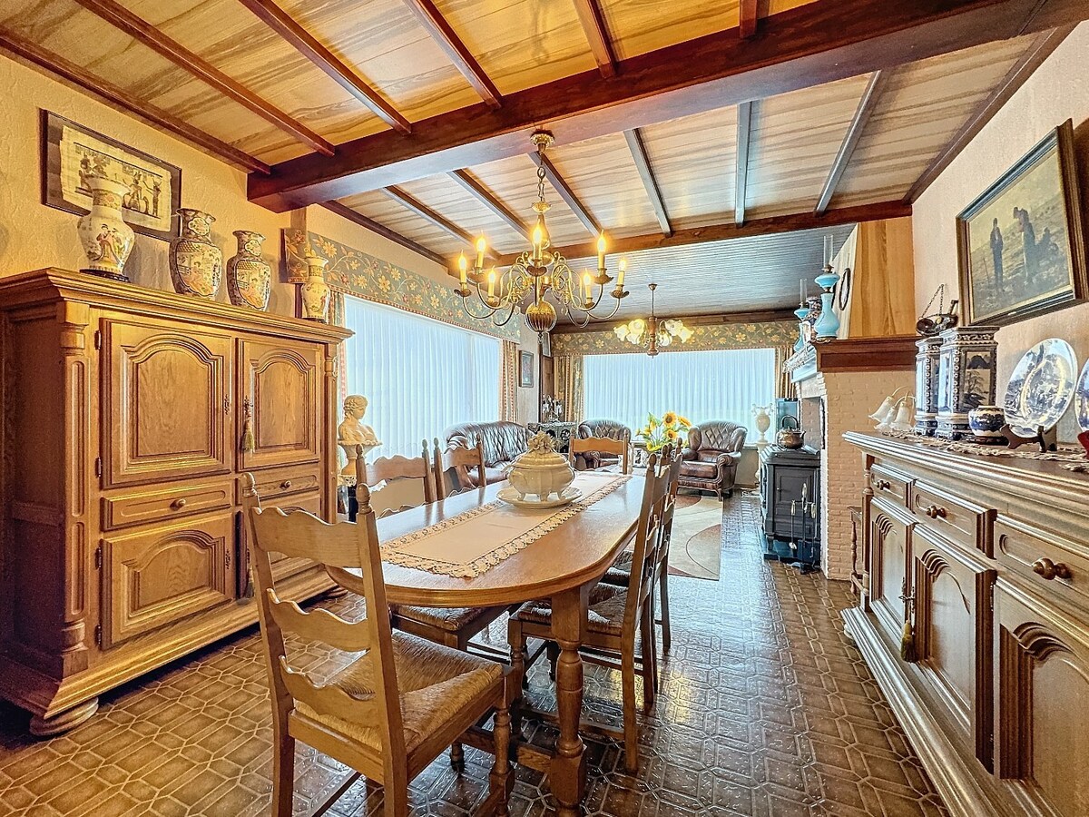 Seventies laagbouw met 2 garages en tuin te Erwetegem 