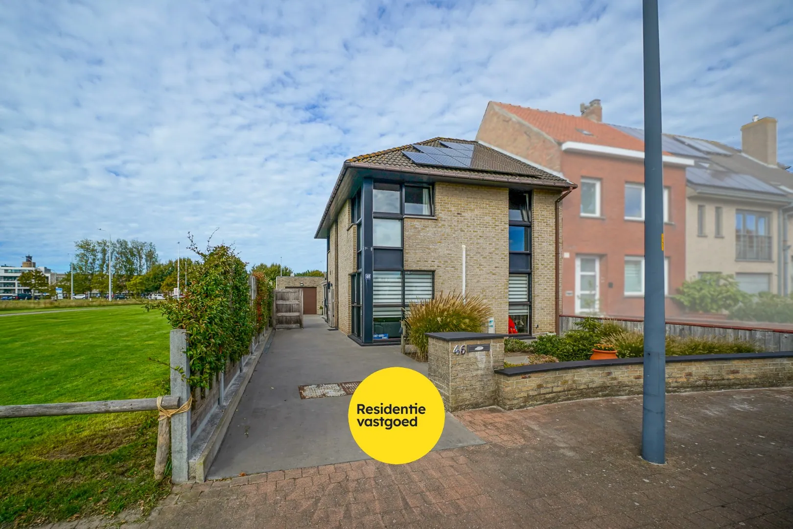 Instapklare halfopen woning met zonnige tuin, aparte garage en tuinhuis