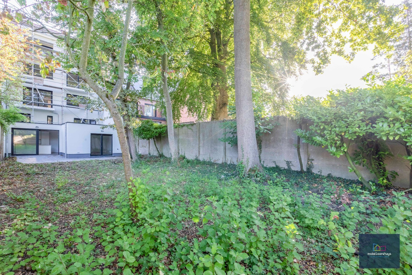 Prachtig  duplex appartement met 4 slpk, 3 badk, grote tuin en parkeergelegenheid 