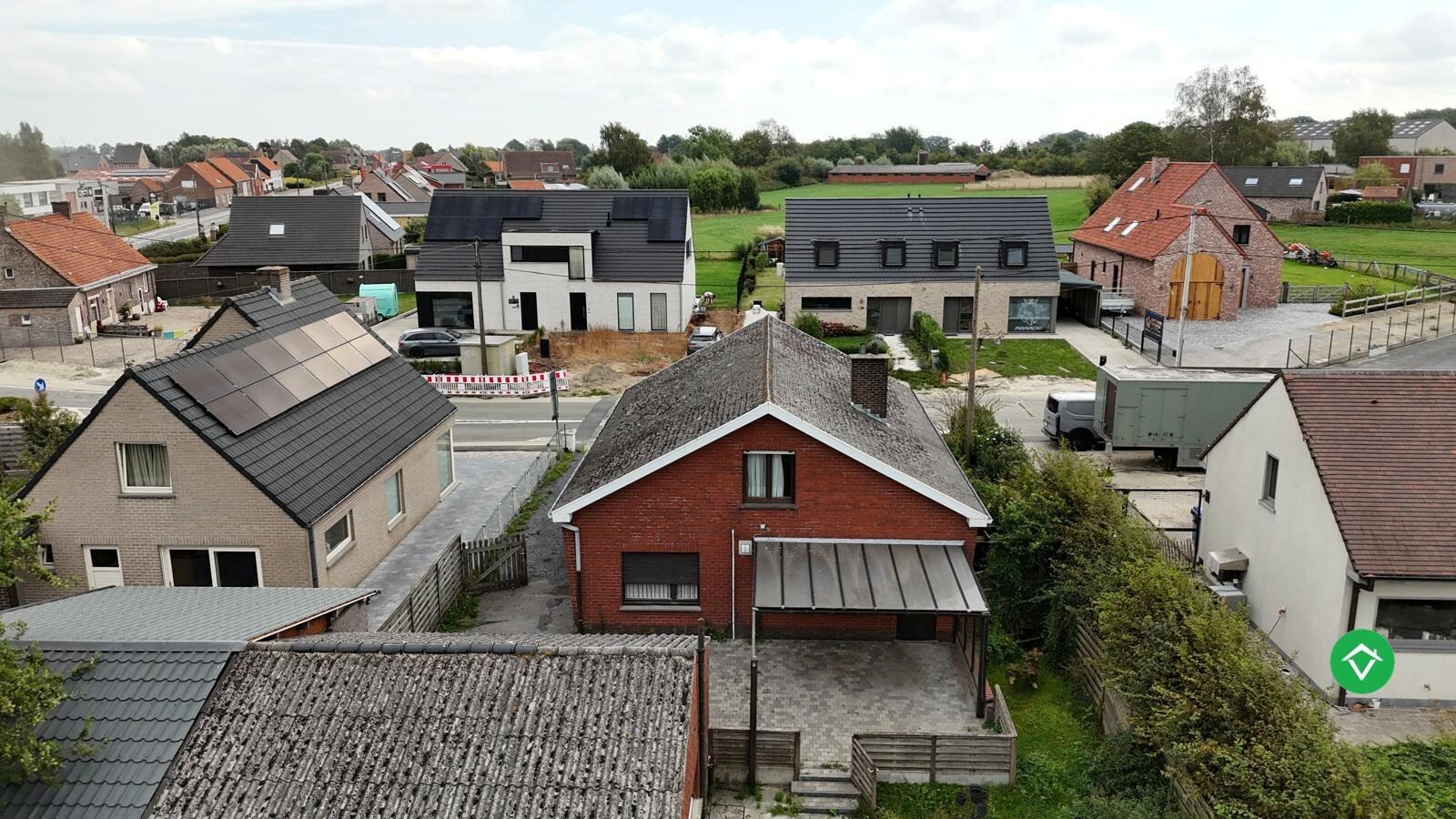 Alleenstaande woning met bakstenen garage en ruime tuin in Ichtegem 