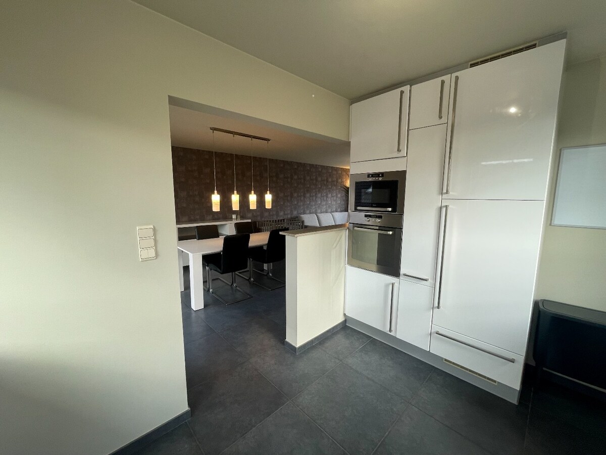 Verzorgde bel-etagewoning met 3 slpk, terras, patio  en garage nabij het centrum van As. 