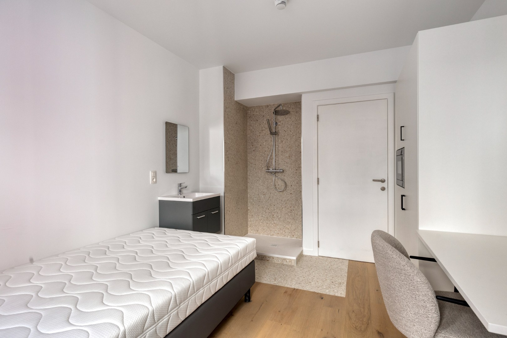 Volledig gerenoveerde studentenkamer in residentie met 15 studentenkamers en een 1slaapkamer appartement in hartje Leuven - EPC label A! 