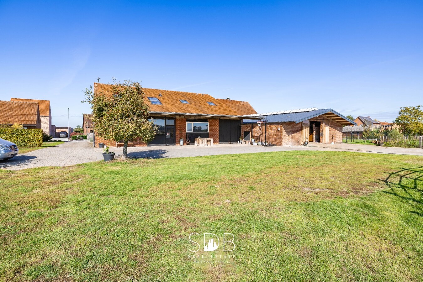 Hedendaagse woning met hippische accommodatie op 17.782m² 