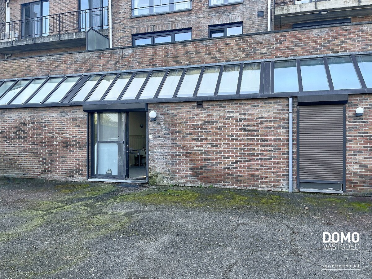 VOLLEDIG TE RENOVEREN HANDELSPAND TE KOOP IN KERMT 