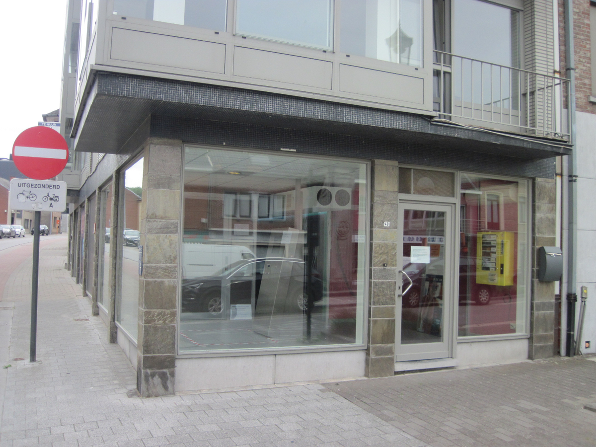 Gelijkvloers pand op top-ligging. Mogelijkheden als winkel of kantoor. 