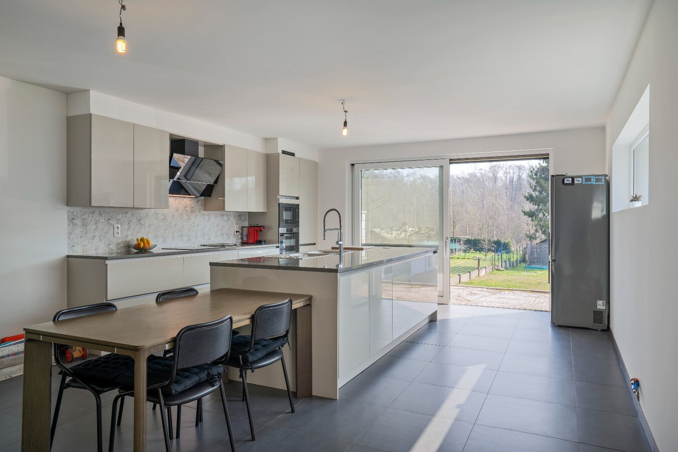 Gerenoveerde woning met drie slaapkamers op groot perceel 