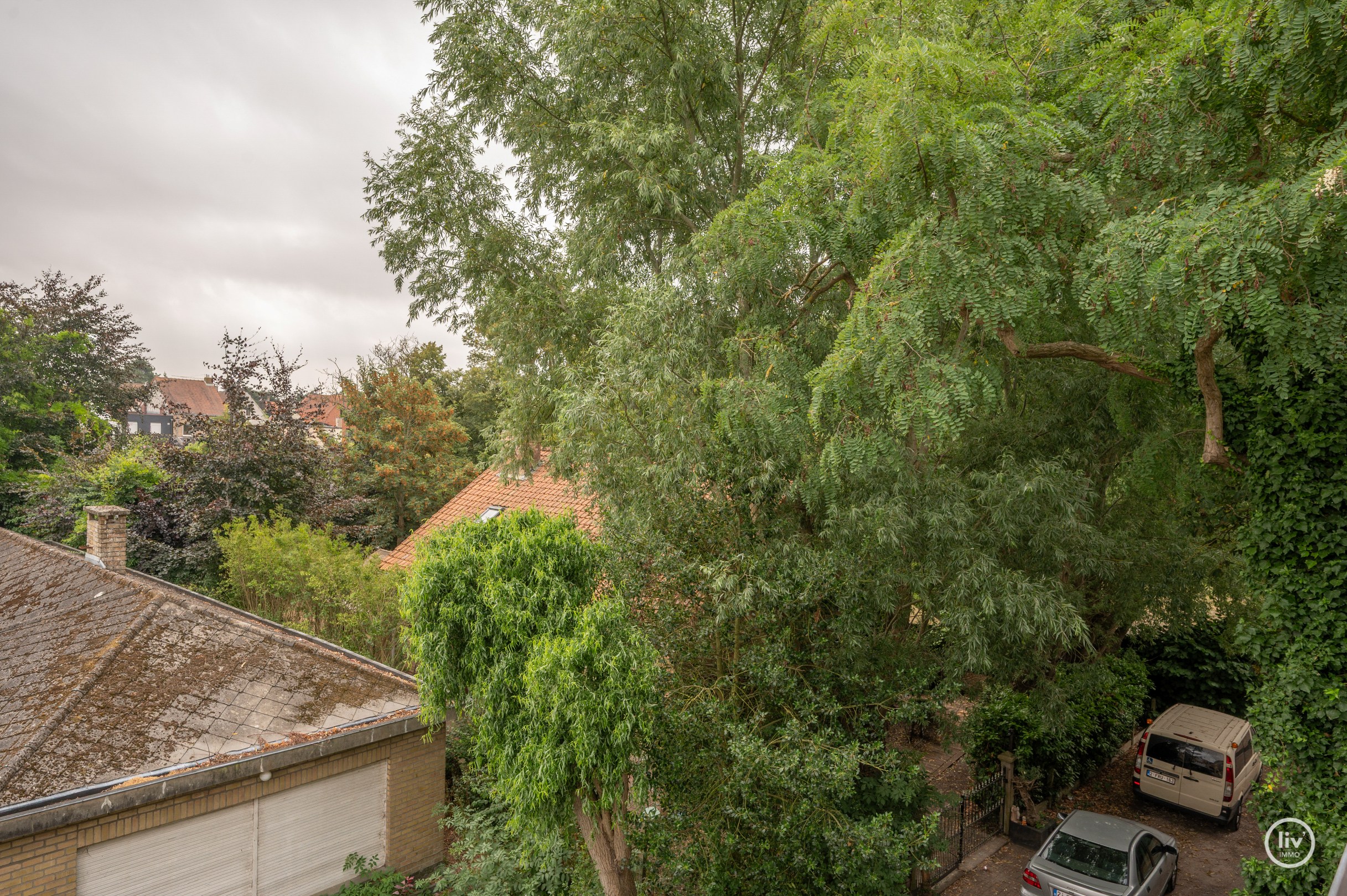 Appartement penthouse récemment rénové, situé au calme près du marché aux légumes. 