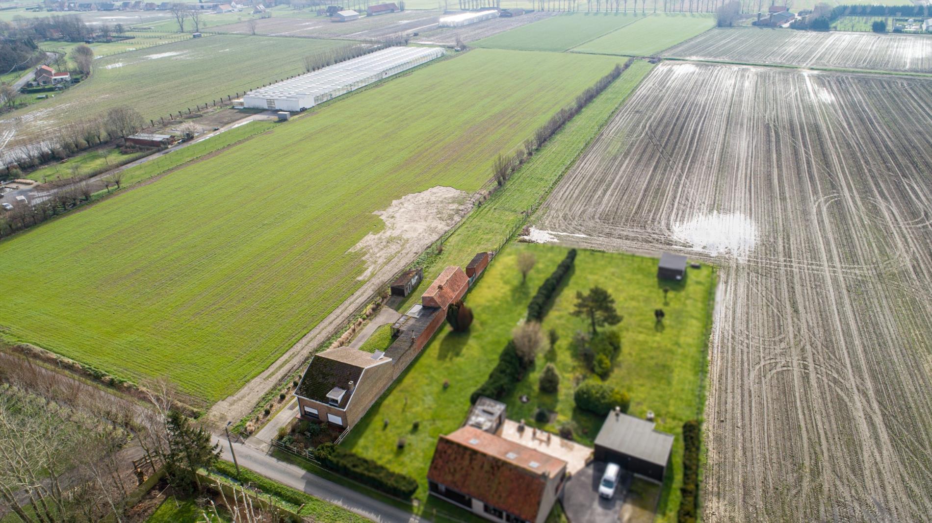 Te renoveren / herop te bouwen woning op 4.543 m² landelijk gelegen te Moerkerke 