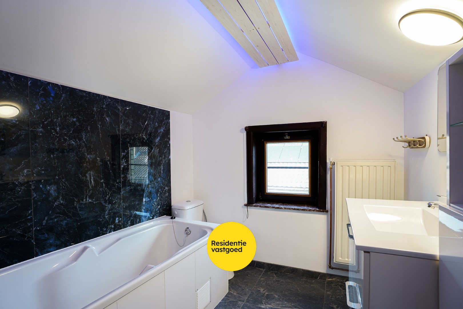 Woning met 5 slaapkamers in het centrum van Eernegem 