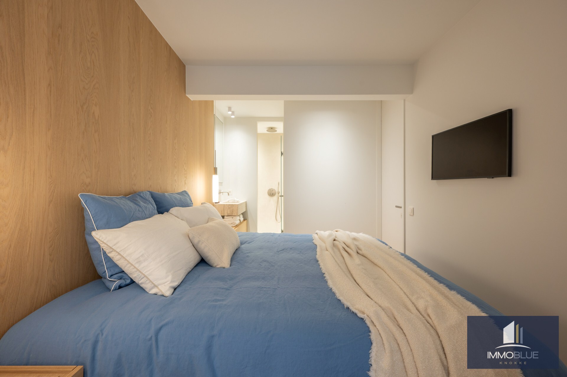 Prachtig gerenoveerd drie-slaapkamerappartement op een toplocatie vlak bij de Zeedijk en genietend van een zijdelings zeezicht. 