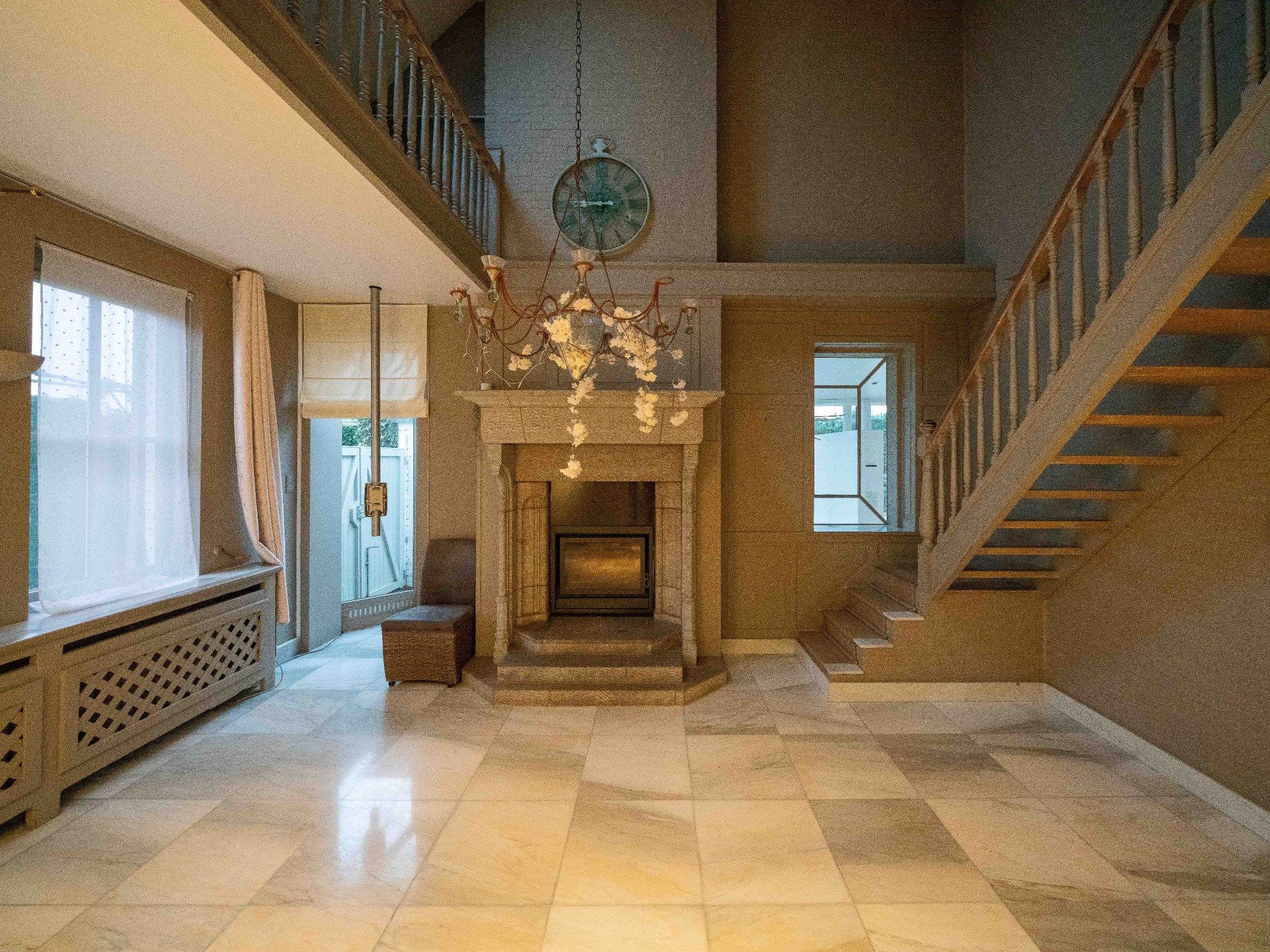 Villa met dubbele garage verscholen in het groen 