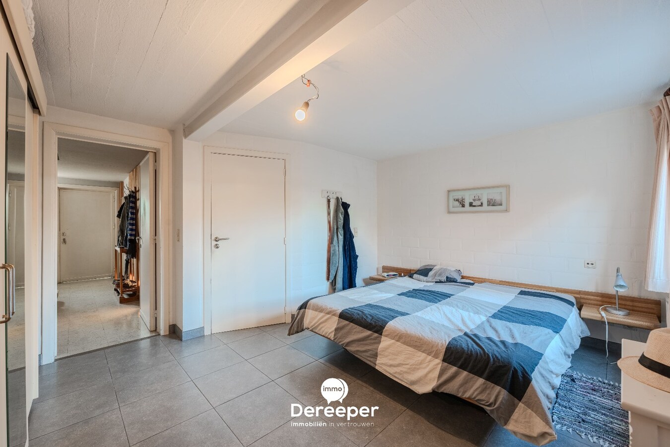Op te frissen halfopen bel-etagewoning met tuin, garage en 4 slaapkamers 