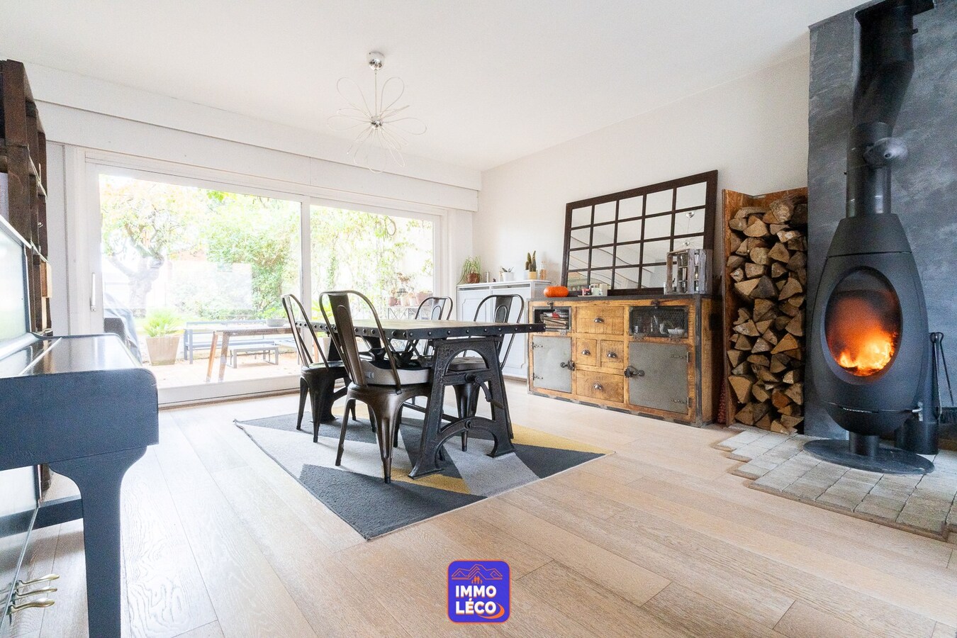 Superbe propriété érigée sur 323m² avec garage, parking, jardin, COUP DE COEUR ! 