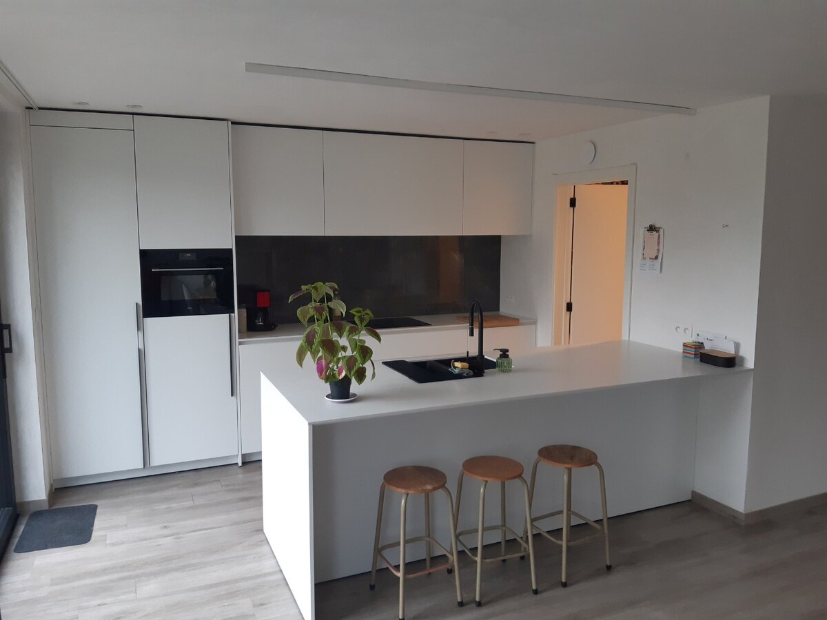 BEN-appartement met terras en tuintje. 