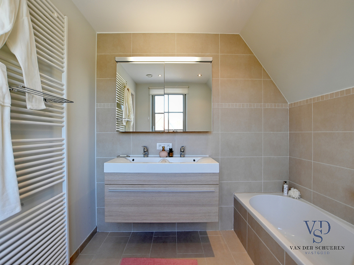 Recente, stijlvolle villa in rustige verkaveling ! 