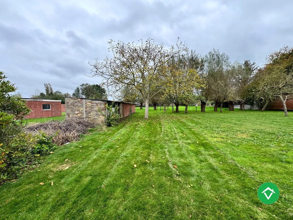 Te renoveren woning met 3  slaapkamers en bijhorend stuk grond te Koekelare 