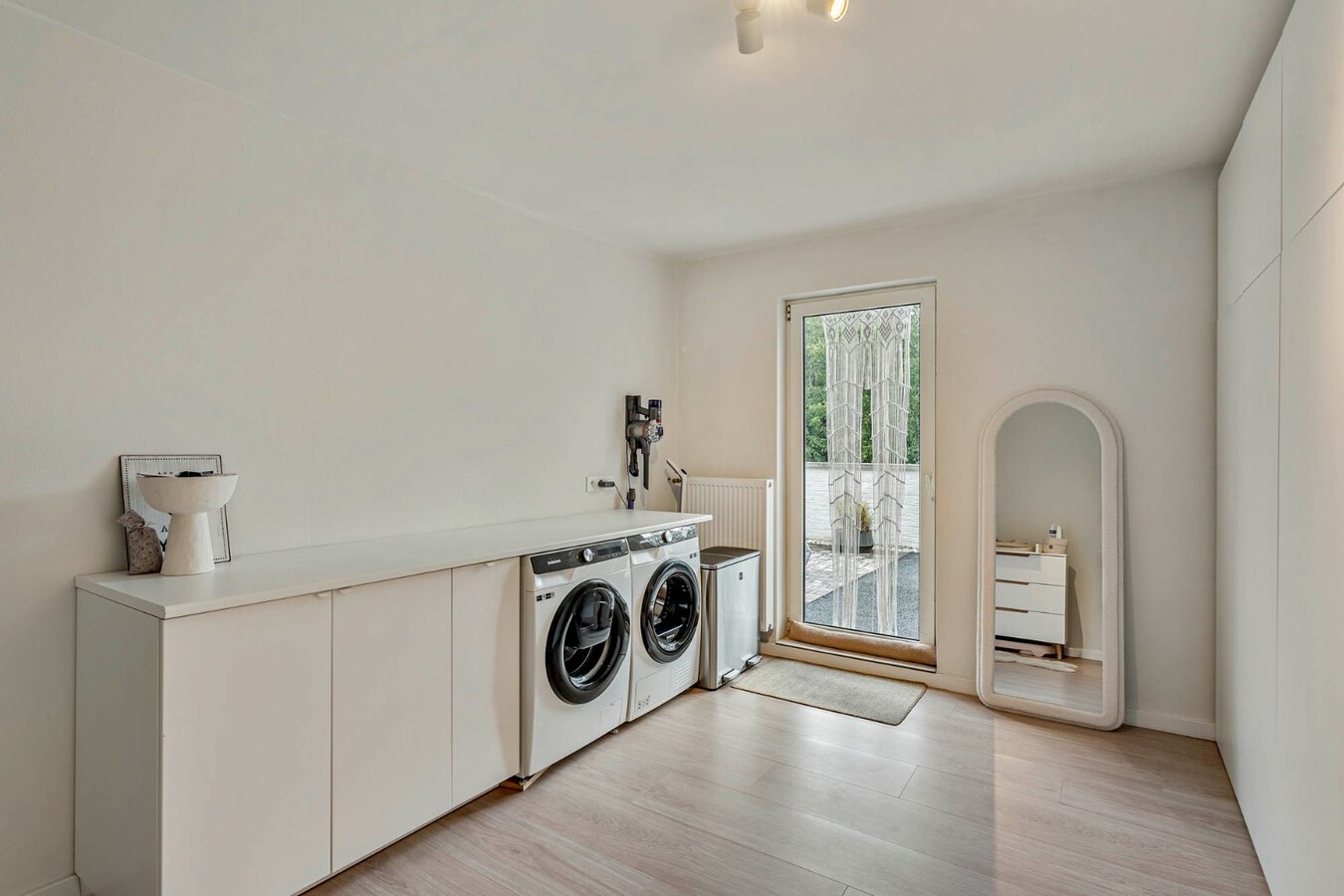 Comfortabel, mooi gerenoveerd duplex-appartement mét ruim terras en carport! 