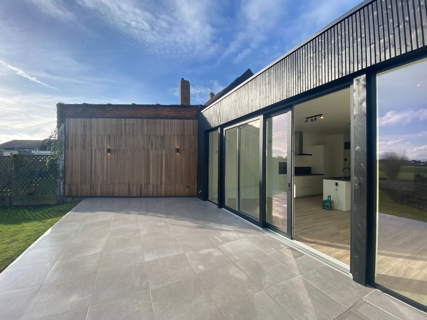 Volledig gerenoveerde centrumwoning in het hartje van Sint-Lodewijk op 442 m²! 