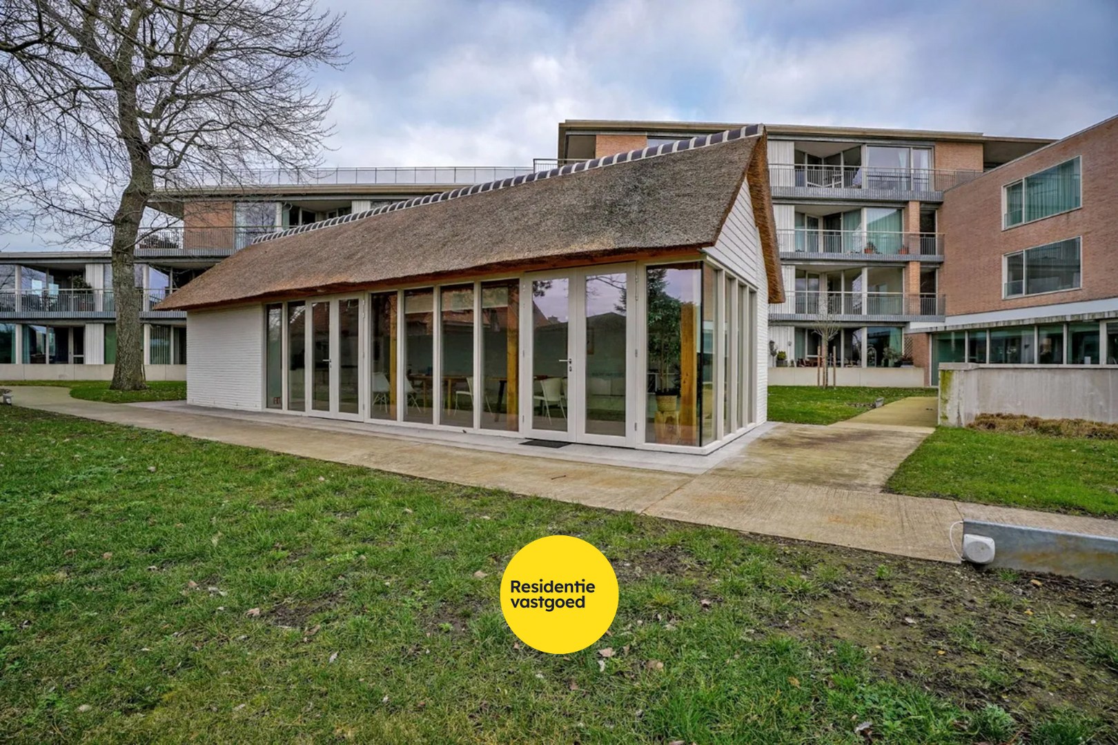 Prachtig 1-slaapkamerappartement met ruim terras (serviceflat) in Residentie Beukenhof, uniek wonen in de dorpskern van Oostduinkerke. 