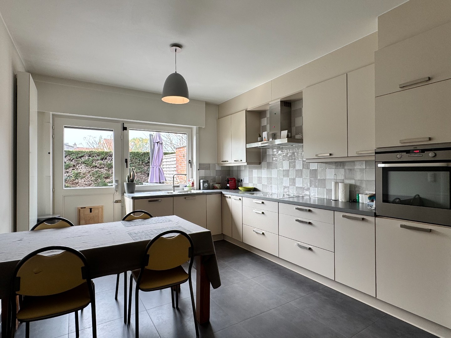 Instapklare halfopen bebouwing met 3 slaapkamers, tuin en garage te Zulte. 