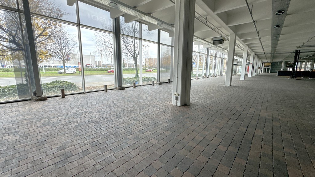 Magazijn met showroom te huur op commerciële site in haven Antwerpen