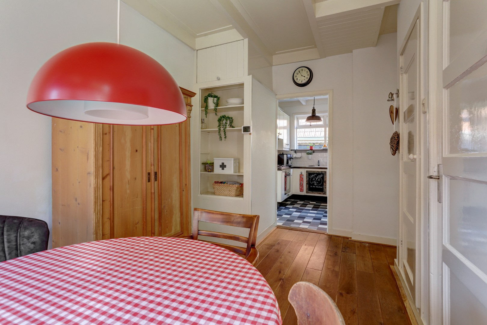 Vrijstaande woning met diepe zonnige tuin, overkapping en royale bijgebouwen 