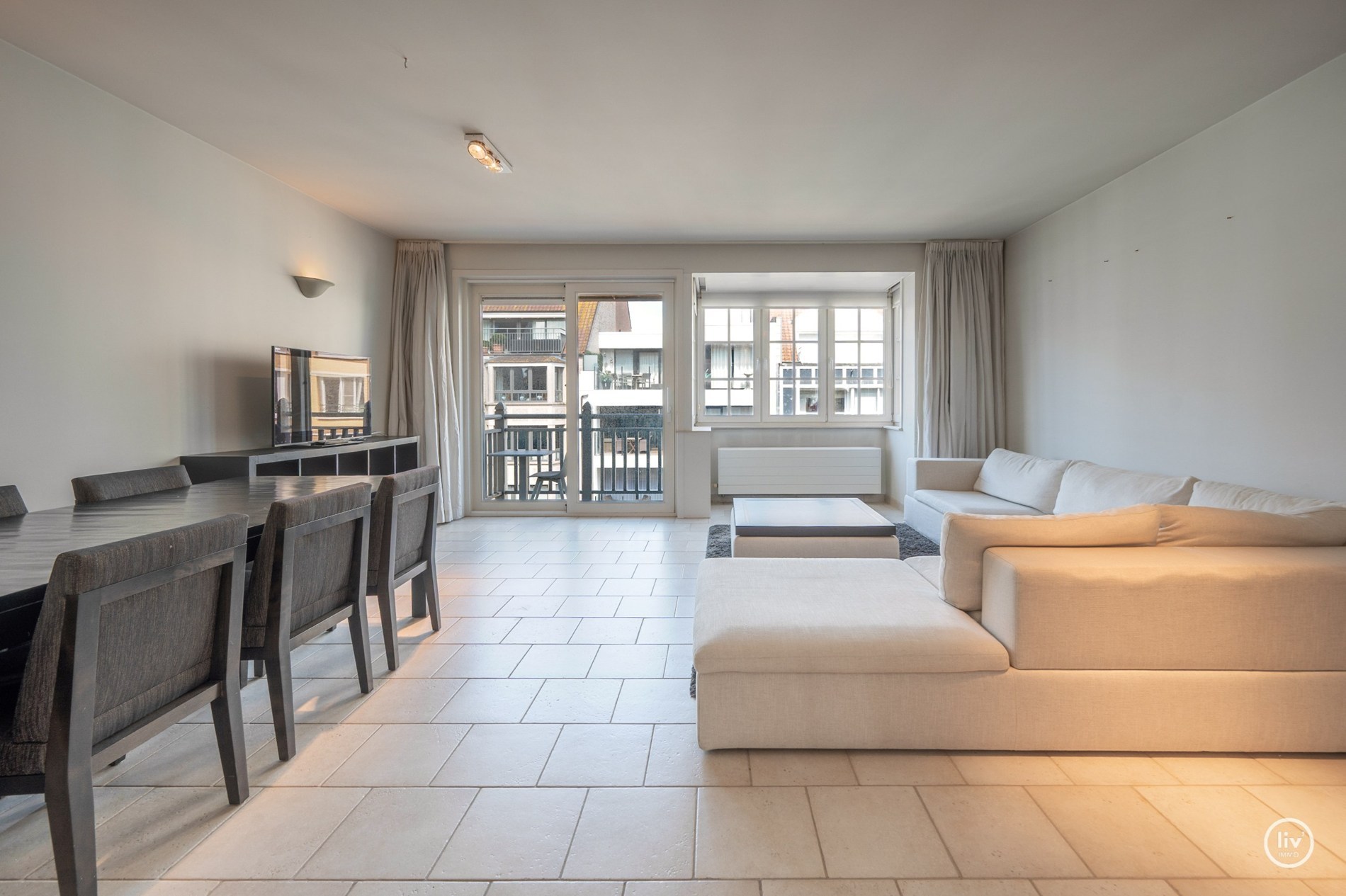 Ruim (98 m2) appartement met 2 slaapkamers op een topligging in de Dumortierlaan te Knokke. 