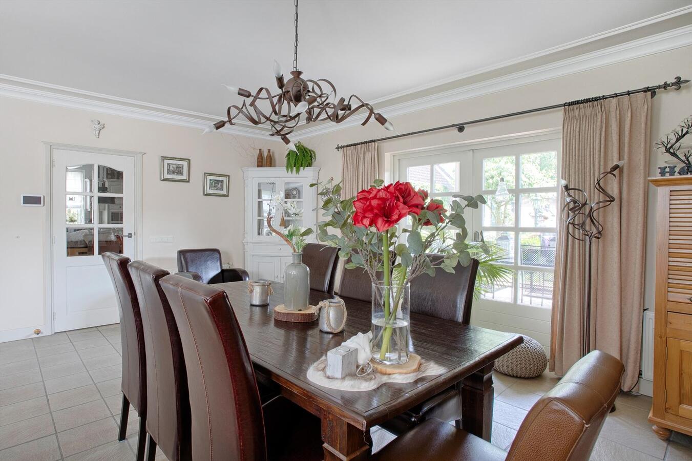 Vrijstaande woning met grote garage, 4 slaapkamers en ruime zolderverdieping. 