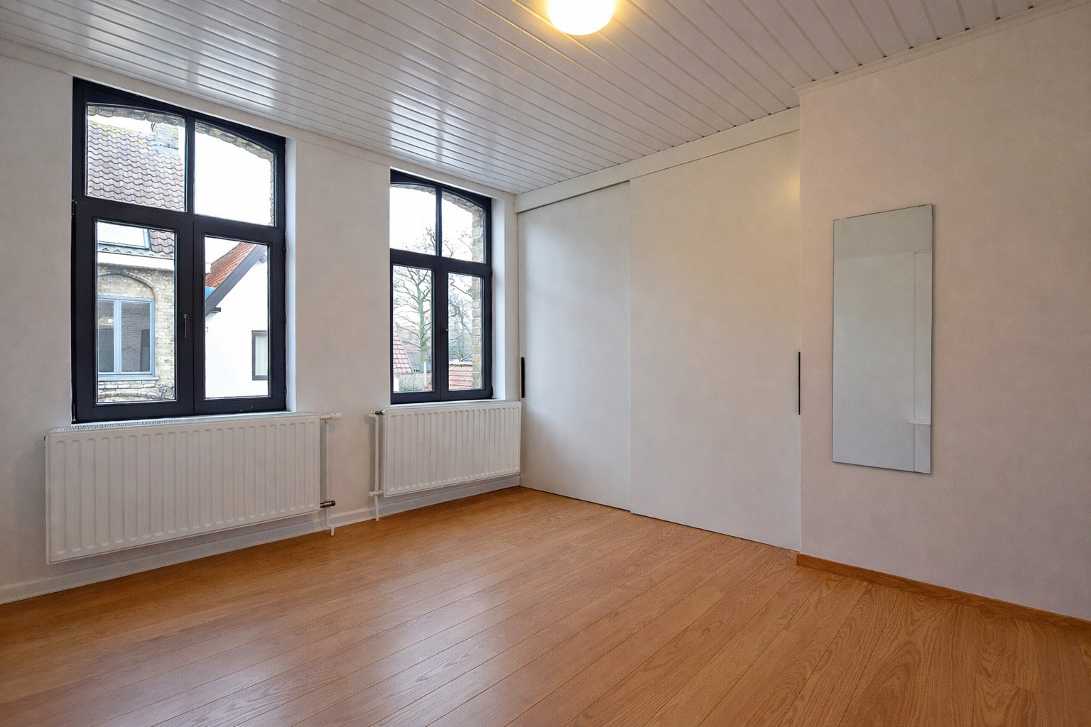 Instapklare gezinswoning met 3 slaapkamers en garage in het centrum van Diksmuide. 