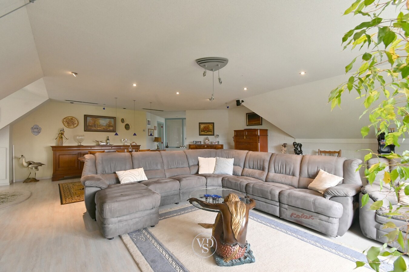 Ruim handelspand met penthouse in villastijl 