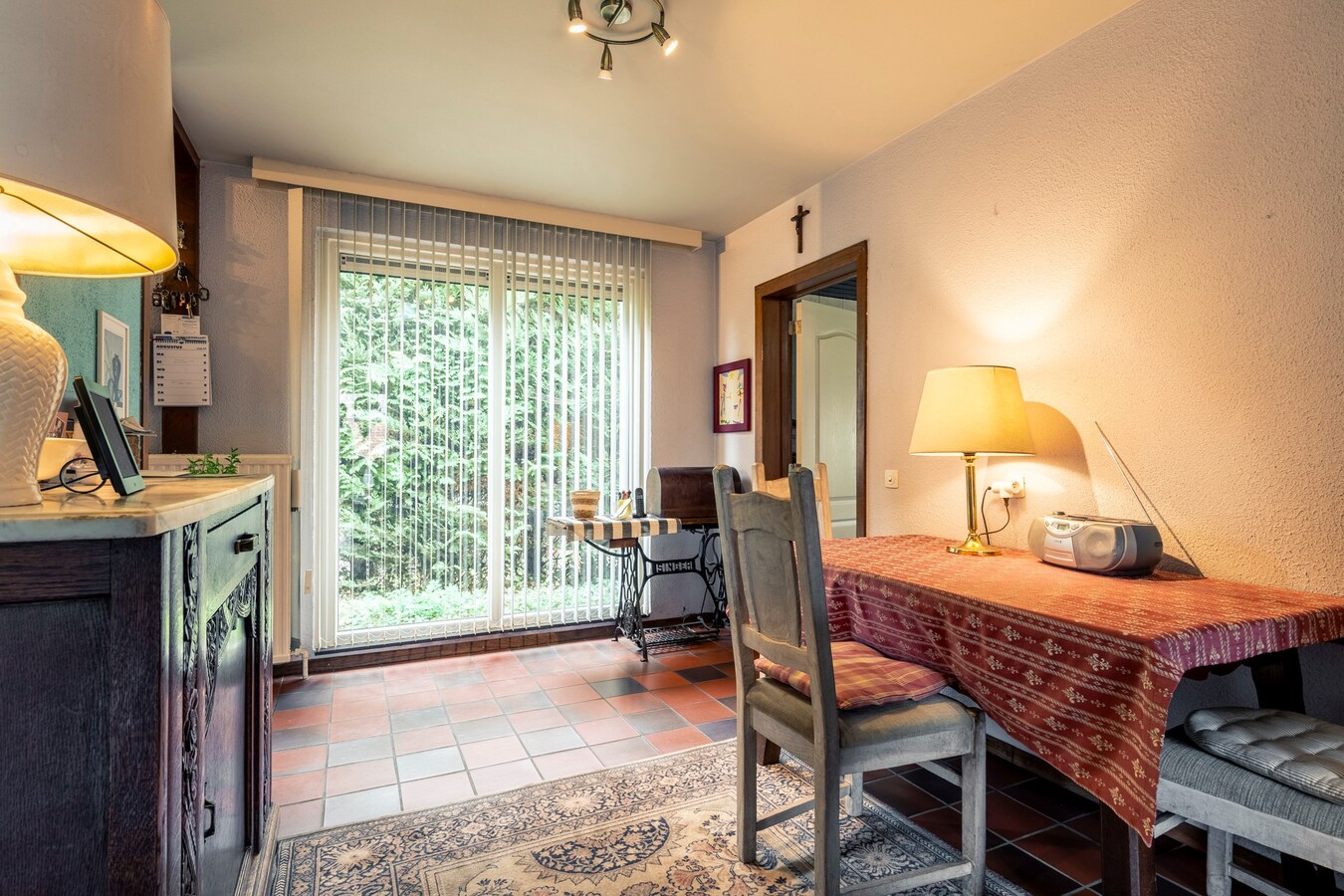 Ruime vrijstaande woning gelegen op een groot perceel nabij de Nederlandse grens. 